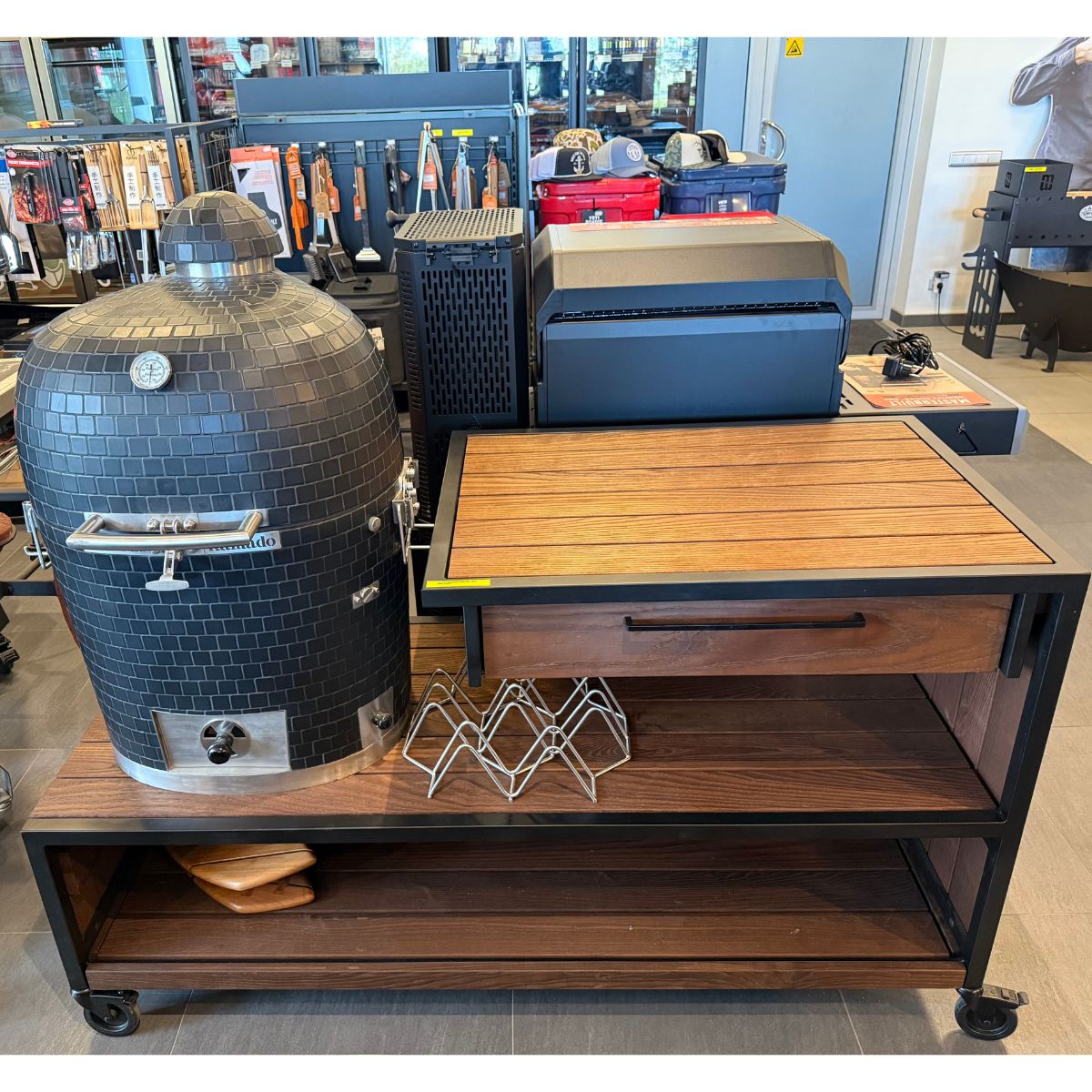 Komplekt: Töölaud JANE 1600 riiuli ja puidust tasapinnaga + KOMODO KAMADO 19” matt must
ERIPAKKUMINE LAUD + AHI
Komplekti kuulub

Töölaud JANE 1600 – termotööde