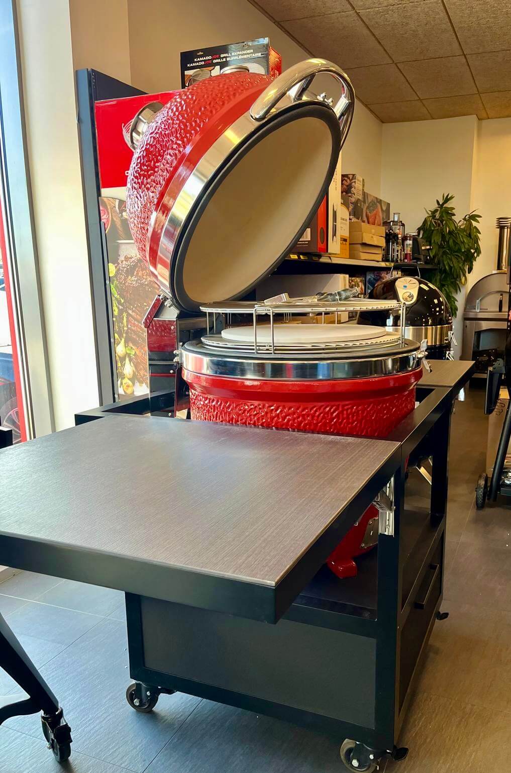 Kamado PRO JOE koos alumiiniumist pulbervärvitud kokkupandava töölauaga (sahtliga), laud matt must / ahi punane + roostevaba - Image 2