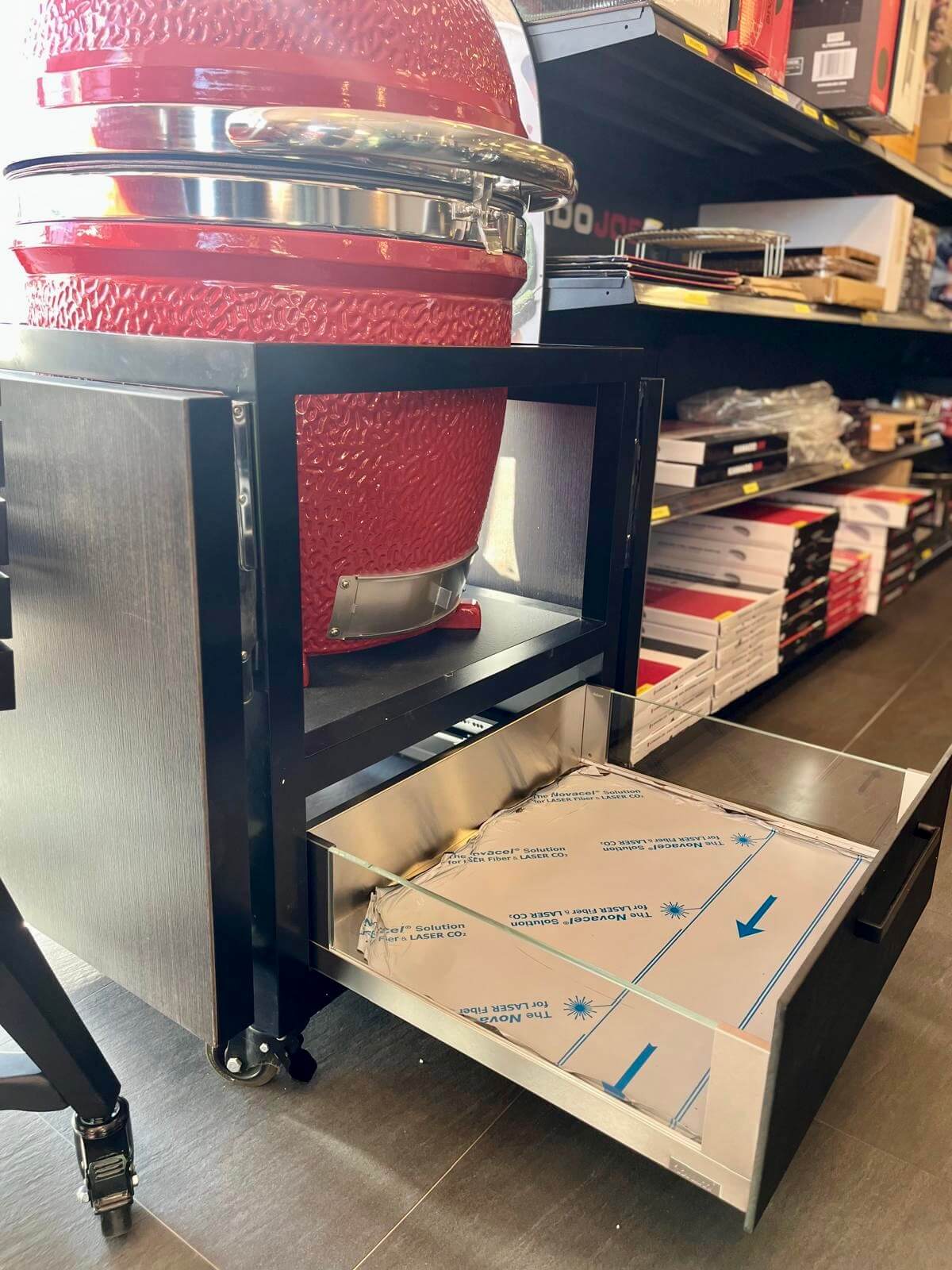 Kamado PRO JOE koos alumiiniumist pulbervärvitud kokkupandava töölauaga (sahtliga), laud matt must / ahi punane + roostevaba - Image 7