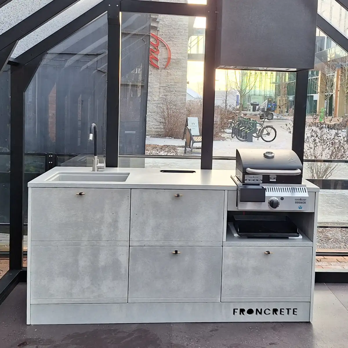 Eritellimusel Froncrete kergbetoonist väliköök Sinu valitud integreeritava Camp Chef grilliga